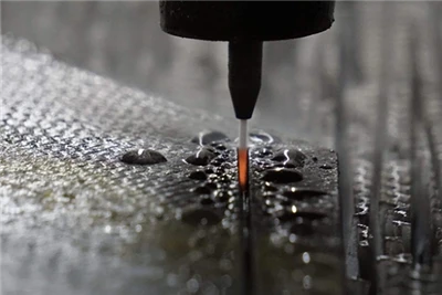 Termoplastiska kolfiberlaminat kan borras med ultrasnabba matningsmetoder i f...