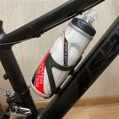 Vattenflaskhållare i kolfiber för cykel